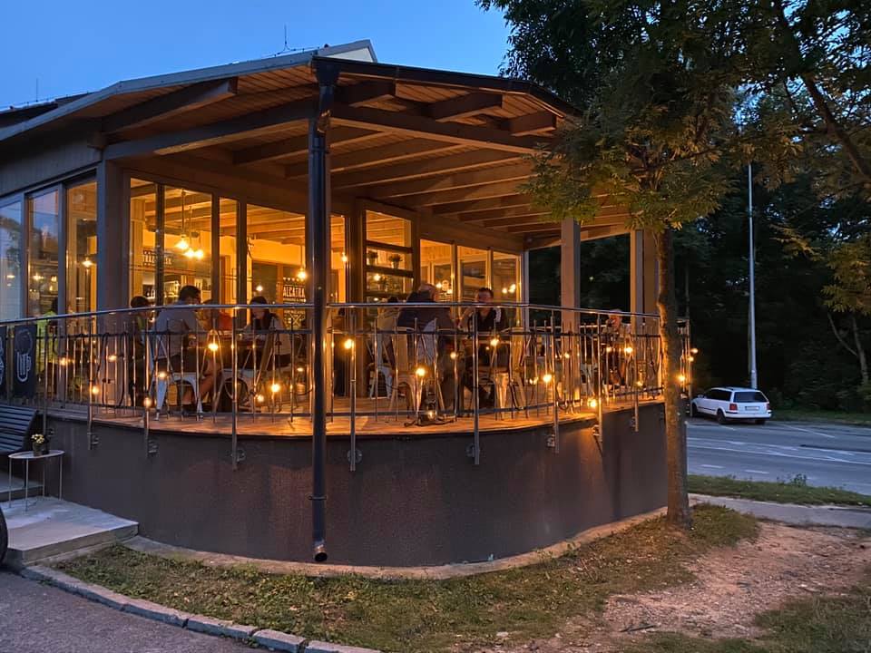 Alcatraz Burger – presklená terasa a priestor pre akcie