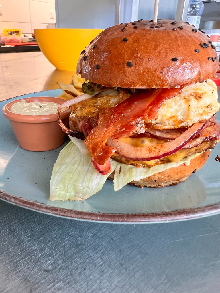 Gurmánsky burger s vajíčkom, slaninou a doplnkami — zákulisie našej kuchyne Alcatraz, Trenčín