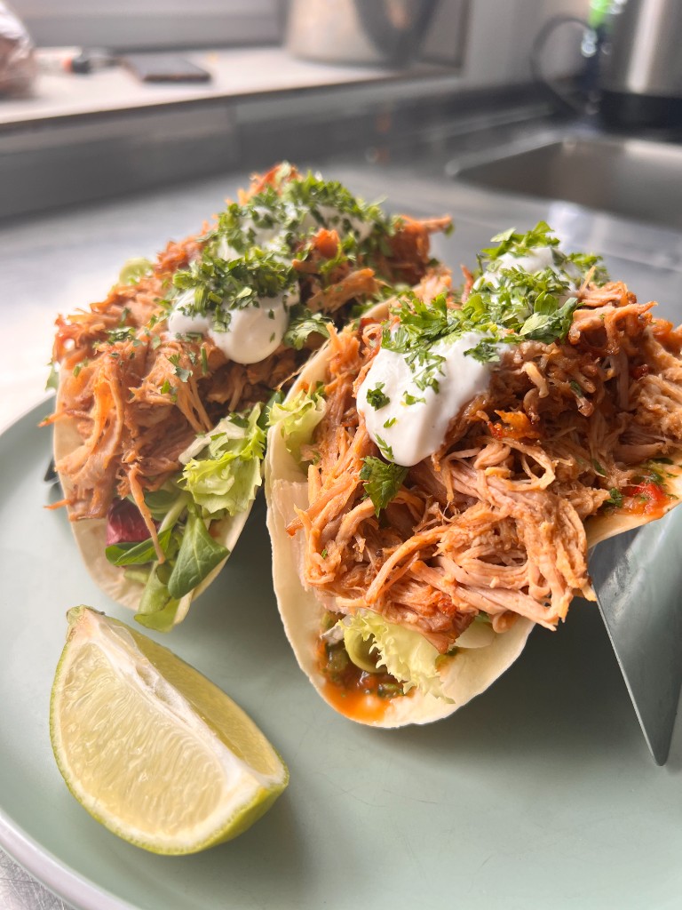 Tacos so šťavnatým mäsom, smotanovým doplnkom a citrusom — jedlo zo zákulisia Alcatraz