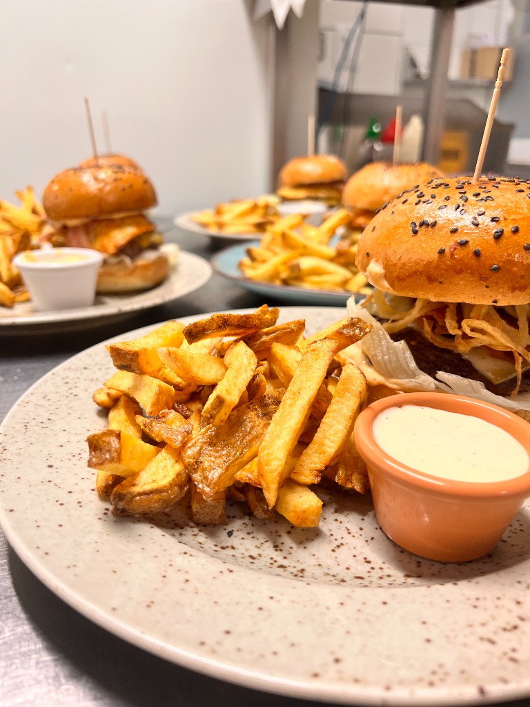 Burger, hranolky a dip na tanieri — pohľad zo zákulisia našej prevádzky