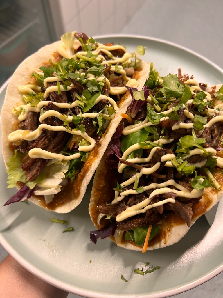 Tacos s trhaným hovädzím mäsom a zeleným šalátom — Alcatraz Trenčín